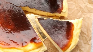 Ten sernik baskijski jest doskonały w każdym calu. Zawsze się udaje