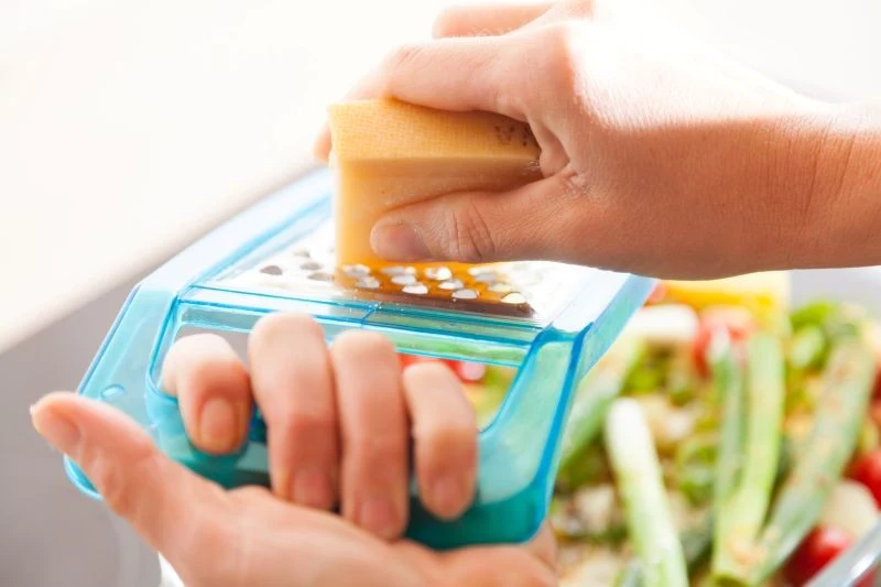 Powierzchnia tarki składa się z drobnych wygięć blachy