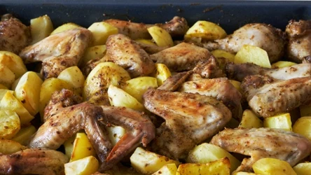 Pieczone skrzydełka to idealny obiad na weekend