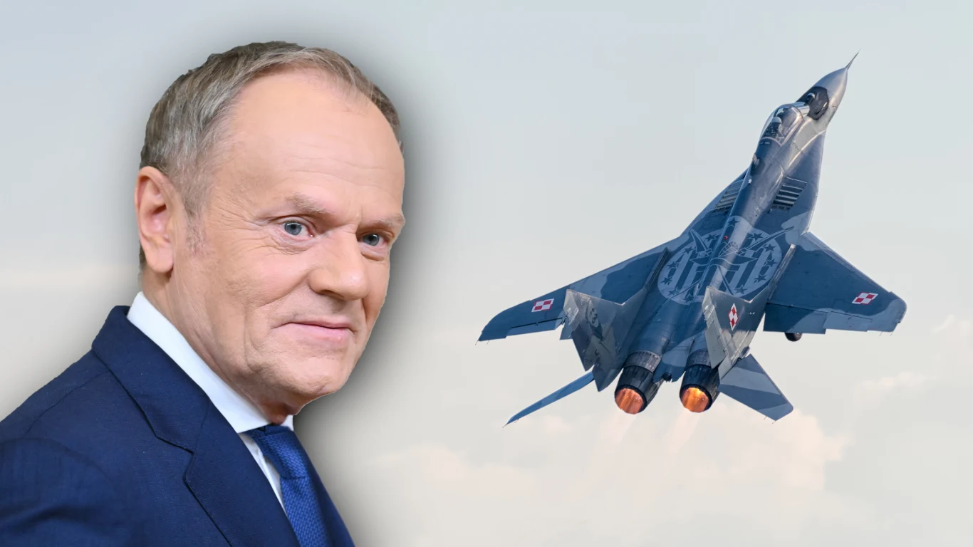 Portret mężczyzny w garniturze na tle myśliwca wojskowego MiG-29 z biało-czerwoną szachownicą polskich sił powietrznych. Samolot widoczny w locie, z wyraźnie zaznaczonymi dopalaczami.