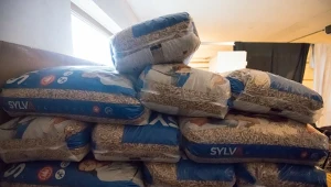 Producenci pelletu tłumaczą rynkowe braki. Jest zima, więc produkcja pelletu jest utrudniona. Zdj. ilustracyjne