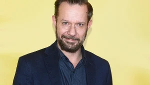 Zauroczył się młodszą koleżanką po fachu. Mocno między nimi iskrzyło