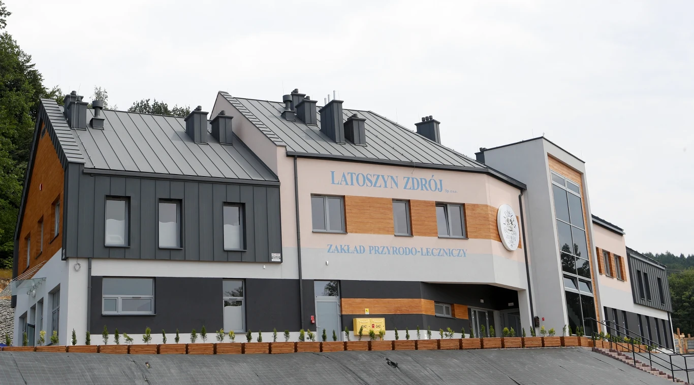 Uzdrowisko, które uwielbiają seniorzy. Największym atutem są bez wątpienia tutejsze wody siarczanowo-wapniowe