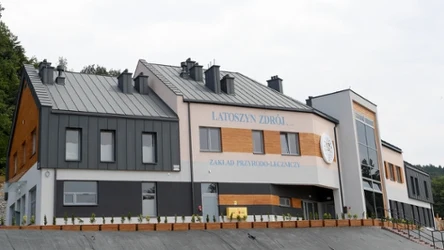 Uzdrowisko, które uwielbiają seniorzy. Największym atutem są bez wątpienia tutejsze wody siarczanowo-wapniowe