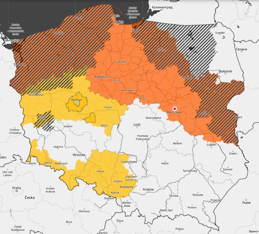 Mapa Polski z wyraźnie zaznaczonymi regionami w kolorach pomarańczowym, żółtym oraz ukośnym czarnym cieniowaniem. Granice województw widoczne z oznaczonymi nazwami miast, a kolorowe strefy sugerują różne poziomy zagrożenia lub status regionalny.