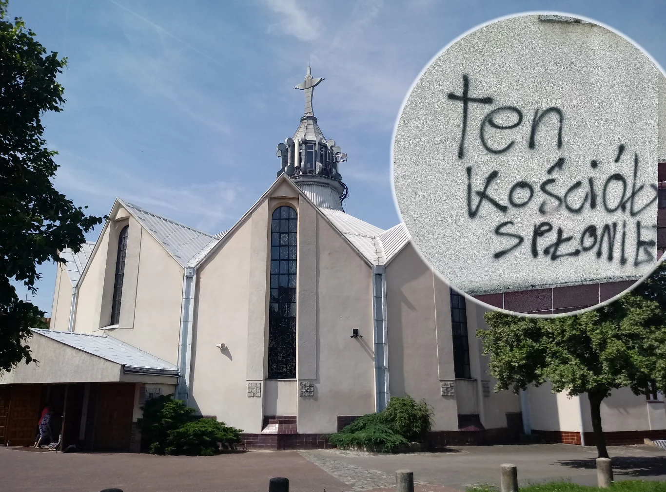 Akt wandalizmu na murach poznańskiego kościoła Kościół o jasnej elewacji z dużymi oknami i wieżą zwieńczoną krzyżem, w otoczeniu drzew; w powiększeniu widoczny napis na murze nawołujący do podpalenia budynku.