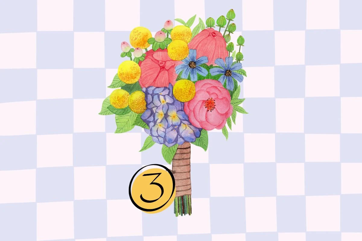 Bukiet kolorowych kwiatów złożony z żółtych, różowych, niebieskich i fioletowych kwiatów na tle w biało-niebieską szachownicę, przy bukiecie widoczna liczba 3 w żółtym kółku.