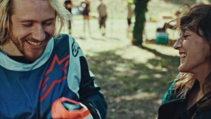 Pierwsza miłość wraca jak bumerang. Filmowy promień słońca w zimne dni