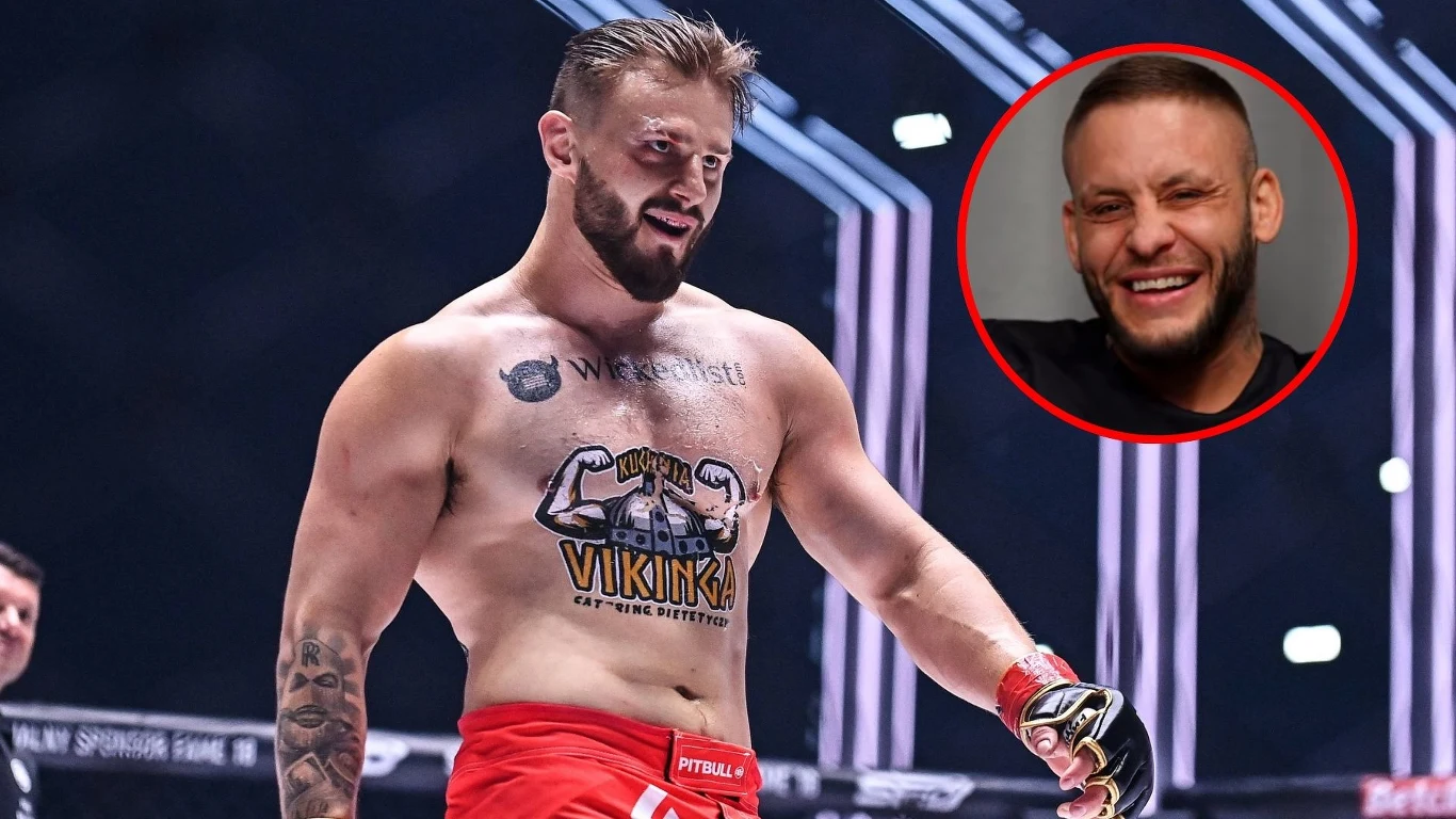 Amadeusz "Ferrari" Roślik, Paweł Bomba Zawodnik w czerwonych spodenkach i rękawicach MMA stoi na ringu, eksponując umięśnioną sylwetkę oraz tatuaże na klatce piersiowej i ramieniu, w tle nowoczesna arena oświetlona światłami, w prawym górnym rogu okrągłe wstawienie ze śmiejącą się twarzą in...