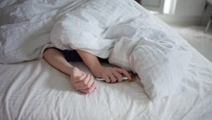 Najgorsze co możesz zrobić z telefonem w nocy. Skutki bywają tragiczne