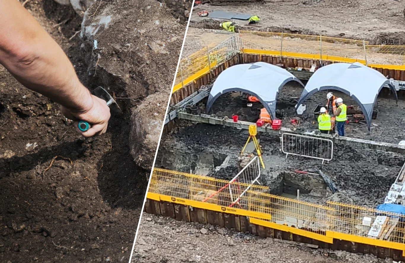 Archeolog posługujący się małym narzędziem wykonuje precyzyjne wykopaliska w ziemi. Obok widoczny wykop archeologiczny otoczony żółtym ogrodzeniem, gdzie pod białymi namiotami kilka osób analizuje znaleziska i prowadzi dalsze badania terenowe.