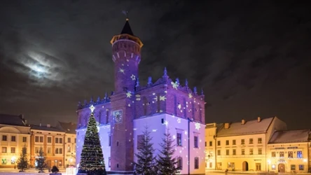 Tarnów zimą zachwyca o każdej porze dnia. Warto go odwiedzić w weekend lub ferie