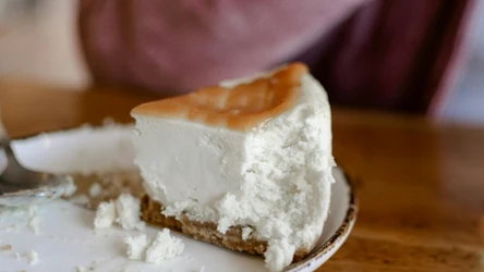 Sernik keto wychodzi równie smaczny i delikatny, jak tradycyjny sernik, a jest mniej kaloryczny