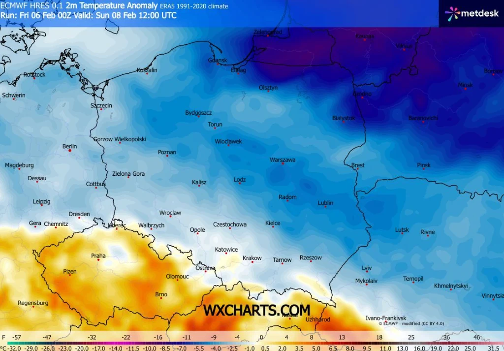 Kolorowa mapa anomalii temperatury powietrza nad Polską i przyległymi regionami Europy, z wyraźnym podziałem na chłodne odcienie niebieskiego i fioletowego na północy oraz cieplejsze żółto-pomarańczowe barwy na południu.