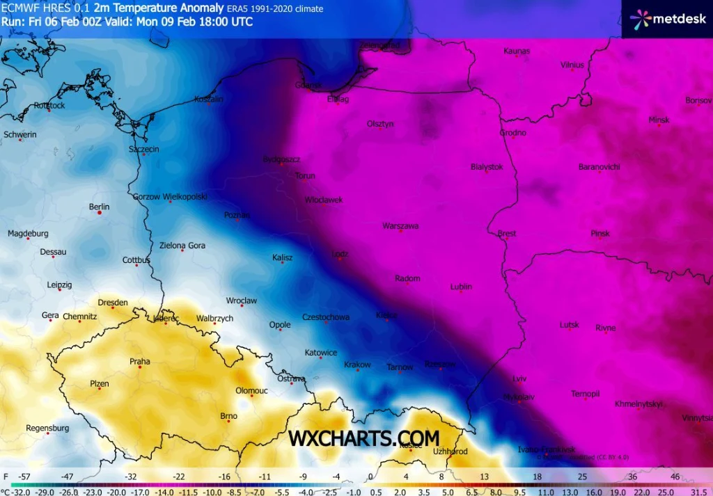 Mapa ilustruje anomalię temperatury na obszarze Polski oraz sąsiednich krajów, pokazując wyraźny podział na bardzo zimne i cieplejsze rejony, z dominacją odcieni niebieskiego i fioletowego na wschód od Polski oraz żółtego na południowym zachodzie.