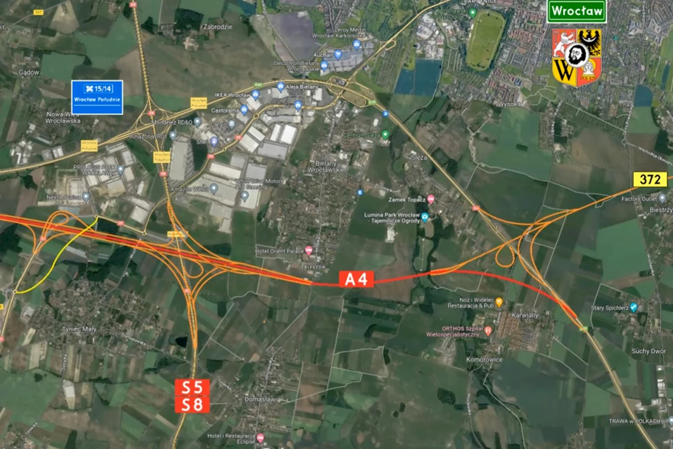Nowy ślad A4 prowadzony za daleko od Wrocławia. Do dyskusji włączył się YouTuber | Fot. Autostrady Polska / YouTube Mapa satelitarna z naniesionymi drogami szybkiego ruchu, z wyraźnie oznaczonymi trasami A4, S5 oraz S8, widoczne są oznaczenia miejscowości, węzłów komunikacyjnych, obiektów przemysłowych oraz zabudowań po lewej stronie mapy. W prawym górnym rogu znajd...