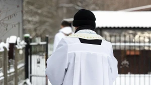 Ksiądz jak dostawca jedzenia? Nie muszą wypatrywać duchownego przez okno