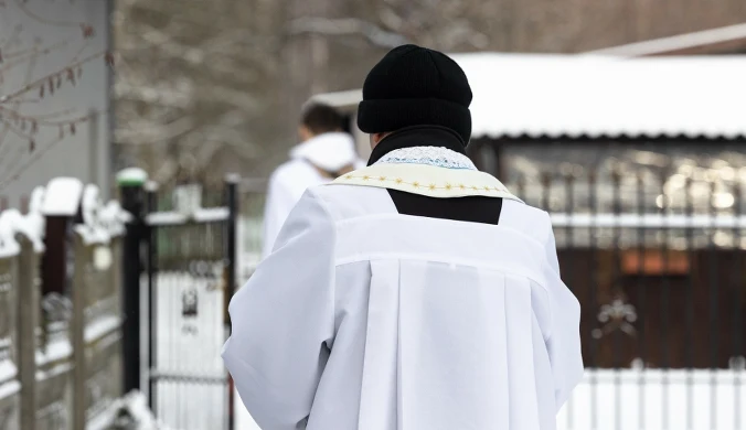 Ksiądz jak dostawca jedzenia? Nie muszą wypatrywać duchownego przez okno