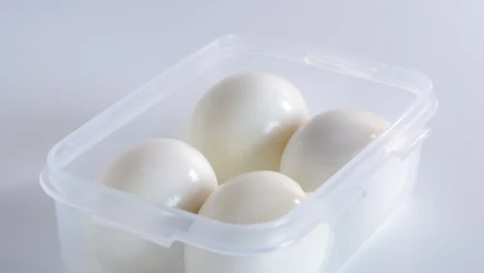 Ugotowanych jajek nie można przechowywać zbyt długo w lodówce. 