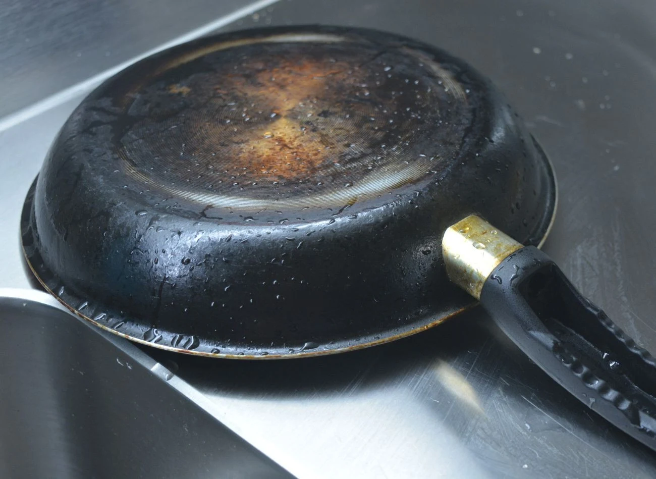 Przypalony spód patelni przyspiesza jej nagrzewanie się