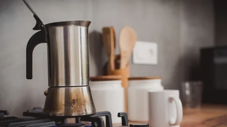 Przypalona kawiarka to nie problem. Istnieją proste sposoby, by ją dokładnie wyczyścić. 