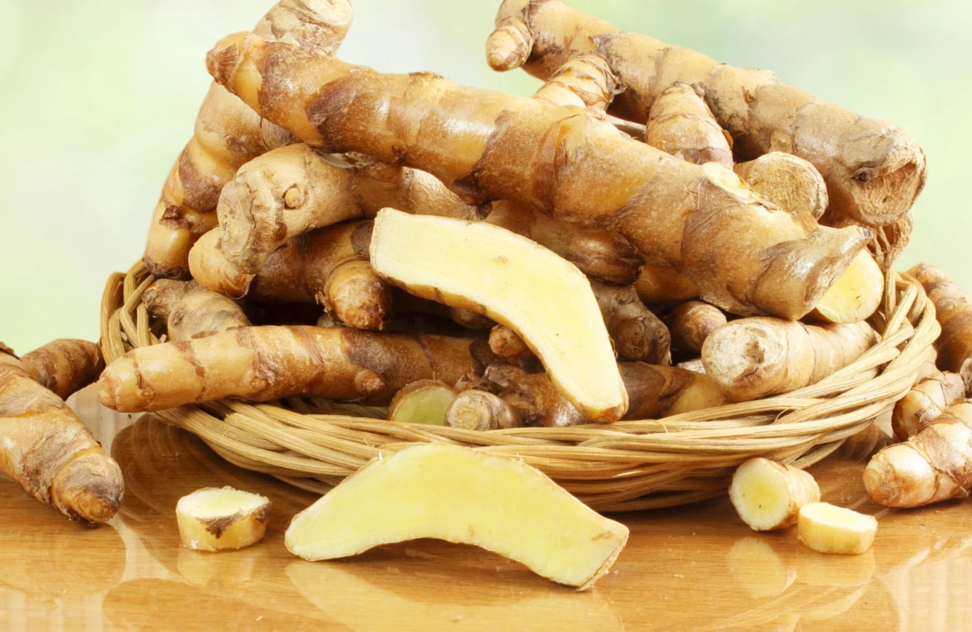 Korzeń białej kurkumy jest mało popularny, ale również ma wiele właściwości prozdrowotnych Korzeń białej kurkumy jest mało popularny, ale również ma wiele właściwości prozdrowotnych