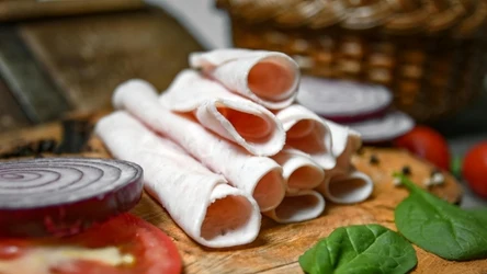 Sklepowe wędliny mogą zawierać bardzo duże ilości szkodliwych konserwantów