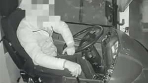 Kierowca chciał zapewnić "frajdę" nastoletnim pasażerom, więc zaczął "driftować" autobusem.