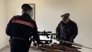 60-letni Polak trzymał we włoskim mieszkaniu arsenał. Na zdjęciu: karabinierzy prezentują broń skonfiskowaną mężczyźnie