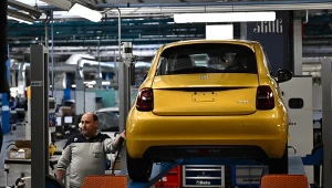 Stellantis wpadł w poważne kłopoty finansowe w związku z przeszacowaniem tempa ekspansji elektromobilności. Kurs akcji runął. Na zdj. włoska fabryka Fiata należąca do Stellantis