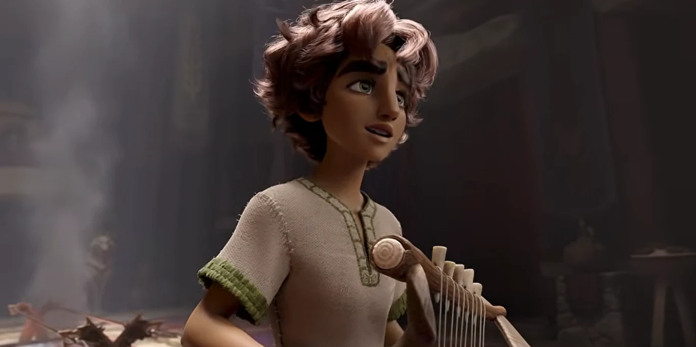 Kadr z filmu "David" Młody chłopak o brązowych, kręconych włosach trzymający w rękach instrument strunowy, ubrany w jasną koszulkę z zielonymi wykończeniami, otoczony zamglonym, ciemnym tłem.