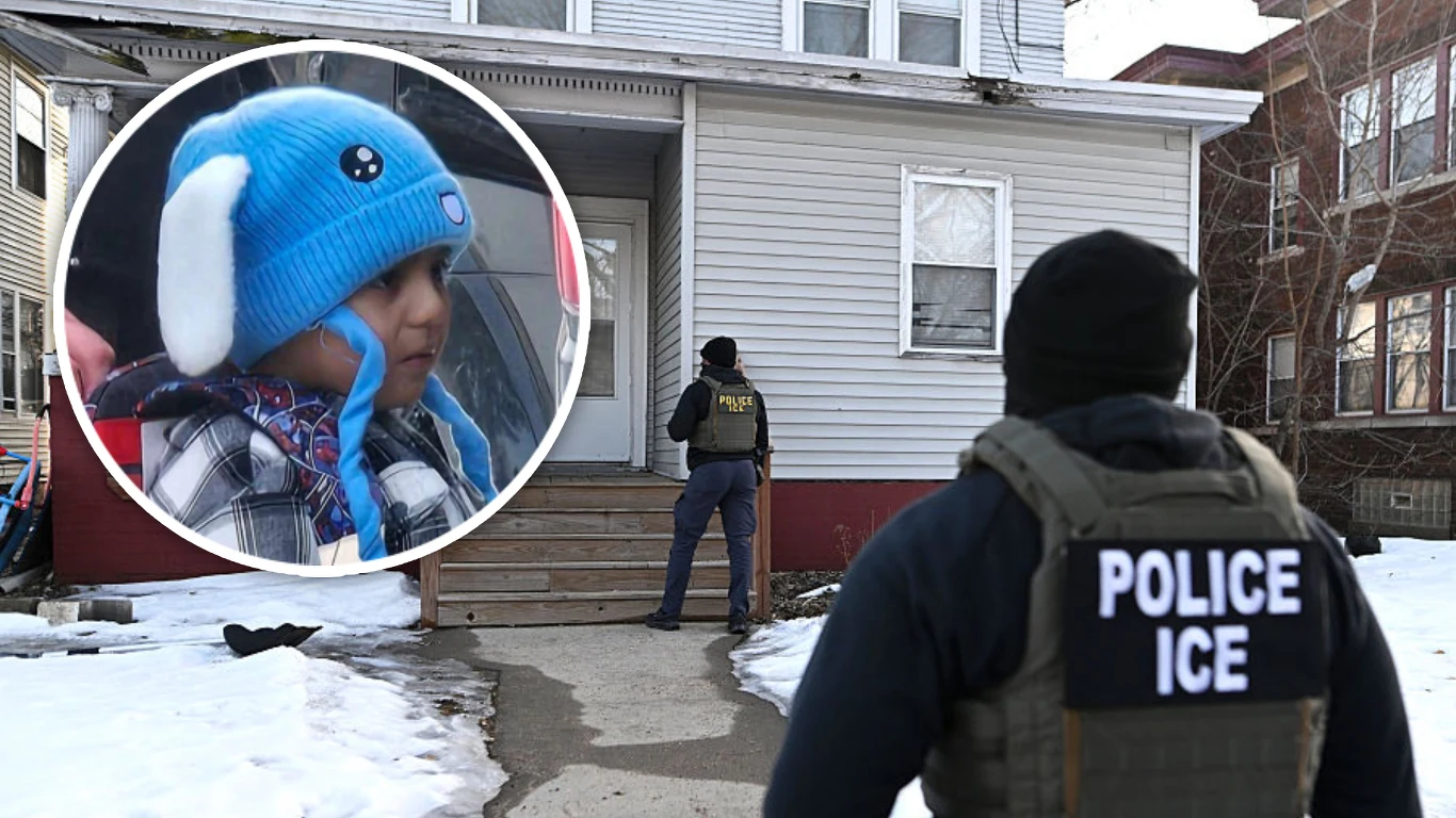 Dwóch funkcjonariuszy ICE z napisem POLICE na kamizelkach kuloodpornych zmierza do wejścia w białym domu otoczonym śniegiem, w lewym górnym rogu znajduje się wstawione zdjęcie małego dziecka w niebieskiej czapce z białymi uszami, które patrzy w bok.