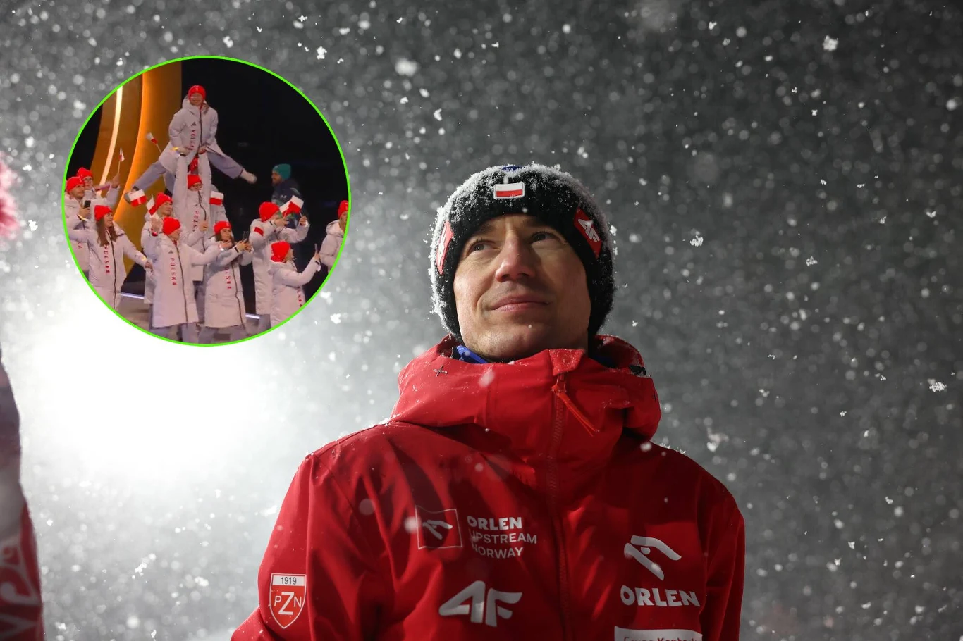 Sportowiec ubrany w czerwoną kurtkę i zimową czapkę z polską flagą stoi na tle padającego śniegu, obok wstawka ze sceną grupy ludzi ubranych w białe stroje i czerwone czapki formujących piramidę na scenie.