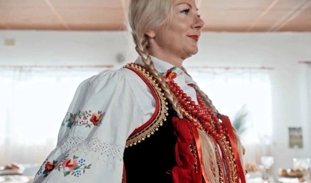 Koła Gospodyń Wiejskich Czerwone Korale - białą koszula, gorset, korale