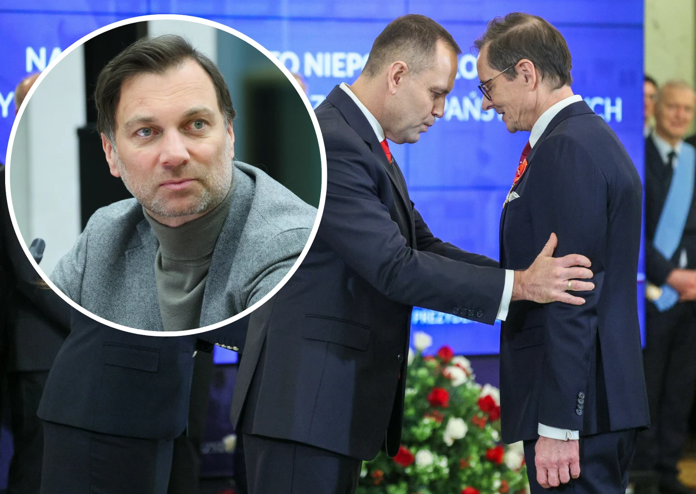 Mężczyzna w szarej marynarce na pierwszym planie, w tle ujęcie z oficjalnego wydarzenia, podczas którego dwóch mężczyzn uściska się na tle niebieskiego ekranu i biało-czerwonych dekoracji kwiatowych, widoczni również inni uczestnicy spotkania.