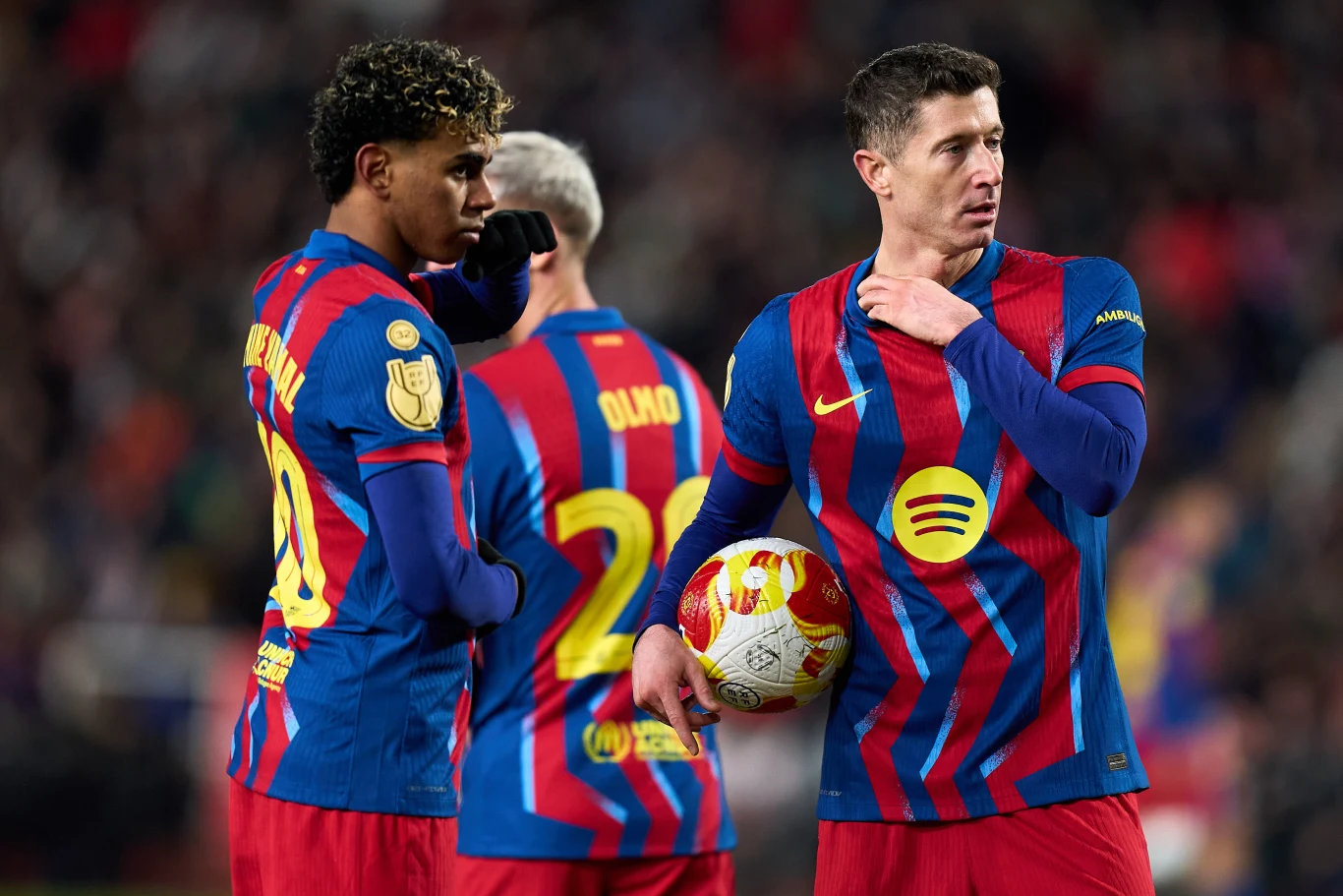 Robert Lewandowski już wie. FC Barcelona wycofuje się z Superligi Piłkarze klubu FC Barcelona w charakterystycznych pasiastych strojach, jeden z zawodników trzyma piłkę, pozostali stoją w pobliżu, na ich plecach widoczne są numery oraz nazwiska.