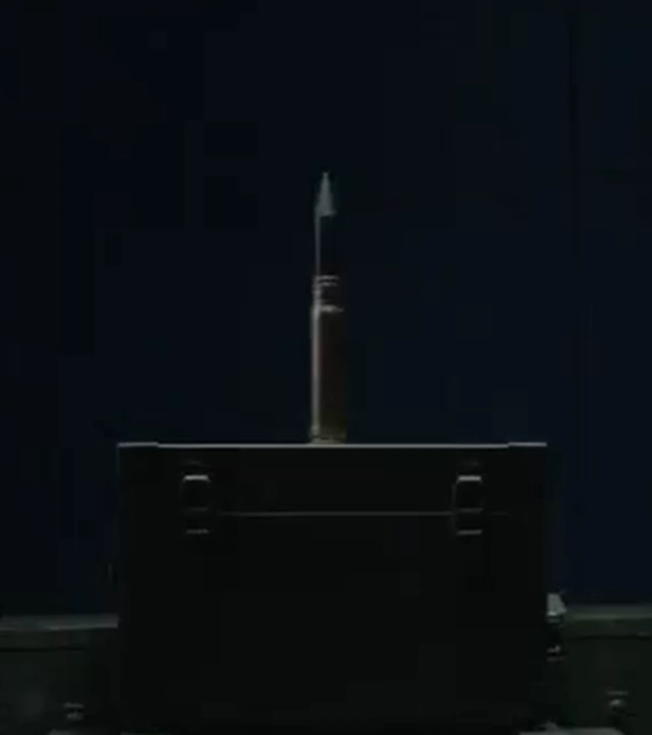 Rostec ujawnia amunicję antydronową. Nowy pocisk 30 mm dla działka 2A42 Pojedynczy pocisk umieszczony pionowo na metalowej skrzynce wojskowej na ciemnym tle, podkreślający kształt i strukturę amunicji.