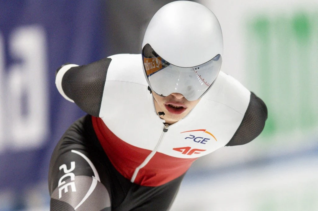 Semiruniij jest naszą nadzieją medalową Łyżwiarz szybki w stroju startowym podczas wyścigu na tafli lodu, w pozycji aerodynamicznej z pochyloną głową i rękami blisko ciała.