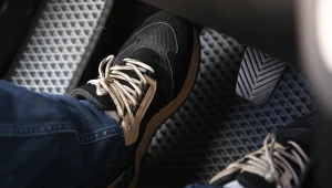 Dojeżdżanie na wciśniętym sprzęgle do świateł to poważny błąd