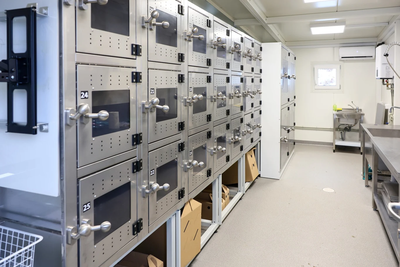 Przy warszawskim zoo powstał ptakomat - punkt przyjęć dla chorych, dzikich ptaków Nowoczesne, stalowe chłodnie ze szklanymi drzwiczkami ustawione w szeregu w jasnym pomieszczeniu; obok znajduje się blat roboczy z umywalką, zainstalowaną na końcu stołu.