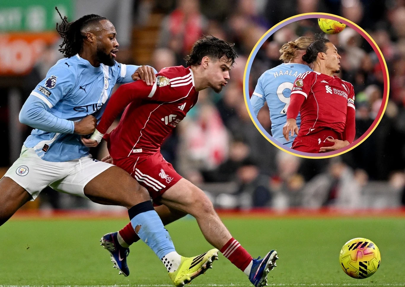 Liverpool FC - Manchester City Walka piłkarzy Manchesteru City i Liverpoolu o piłkę na boisku podczas meczu, z dynamicznym starciem i dużym zaangażowaniem zawodników, zbliżenie ukazuje dodatkowy moment kontaktu między graczami.