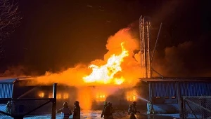 Pożar hali ze zbożem koło Słupcy w Wielkopolsce