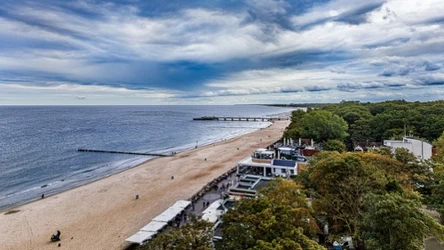 Kołobrzeg jesienią — szeroka plaża, Bałtyk i spokojna promenada poza sezonem