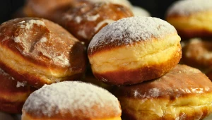 Kiedyś były słoną przekąską? Tego możesz nie wiedzieć o pączkach