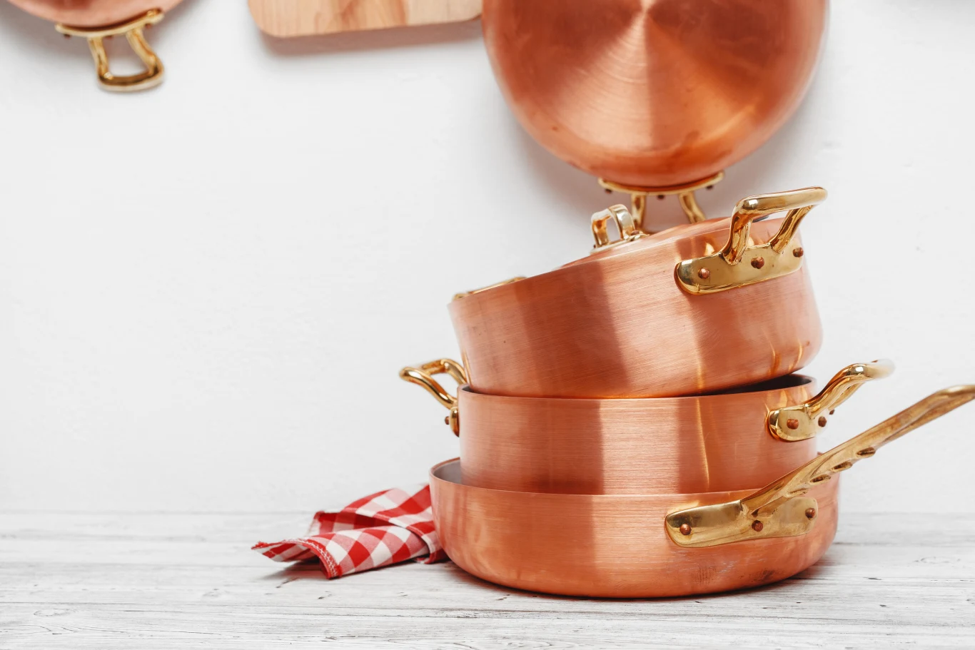Miedziane naczynia mogą służyć przez wiele lat. Są solidne, trwałe i świetnie rozprowadzają ciepło Miedziane naczynia mogą służyć przez wiele lat. Są solidne, trwałe i świetnie rozprowadzają ciepło