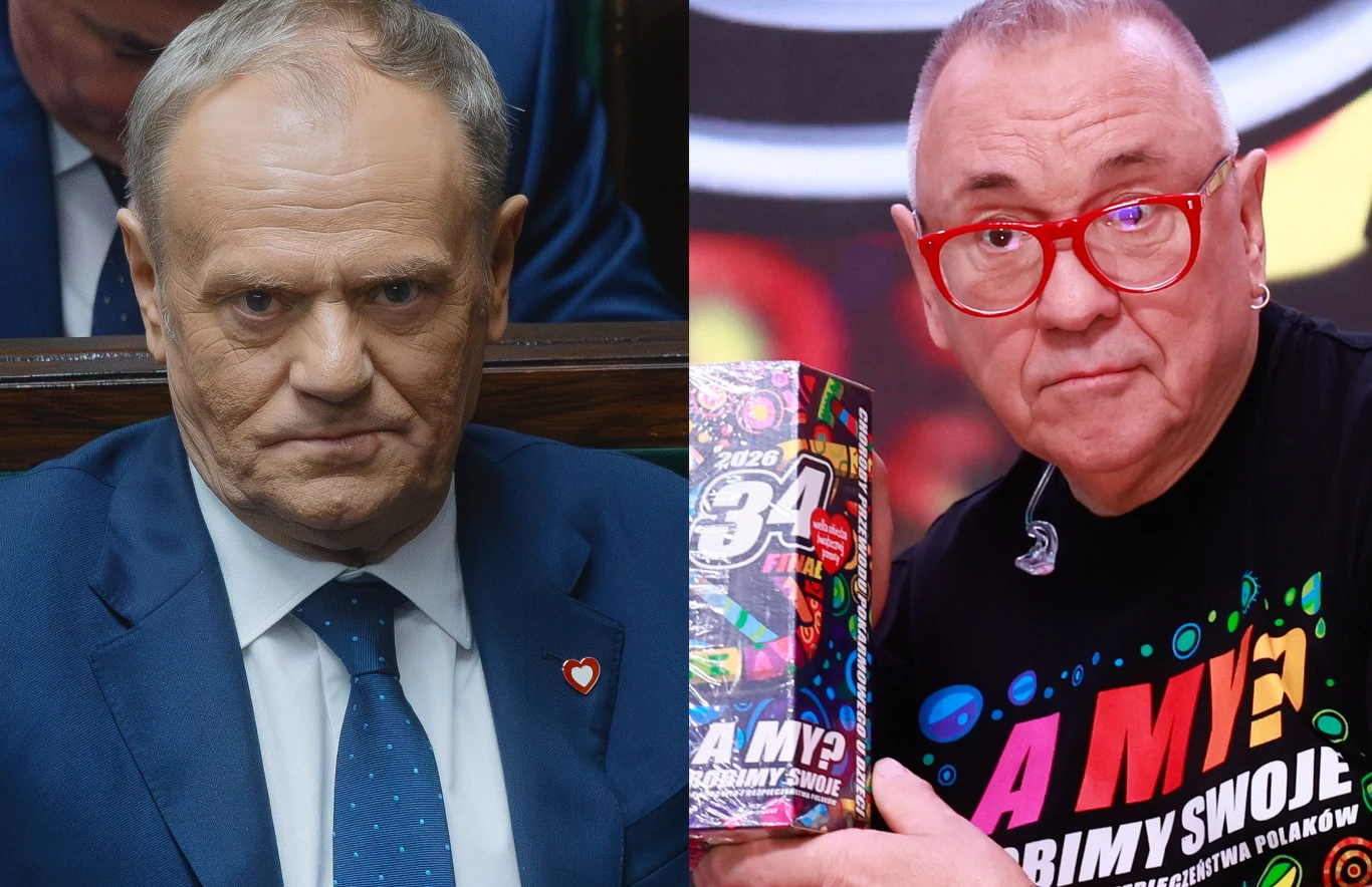 Donald Tusk, Jerzy Owsiak Po lewej stronie starszy mężczyzna w niebieskim garniturze z białą koszulą i niebieskim krawatem, z niewielką przypinką serduszka na klapie. Po prawej stronie mężczyzna w okularach z czerwoną oprawką, ubrany w czarną koszulkę z kolorowymi napisami, trz...