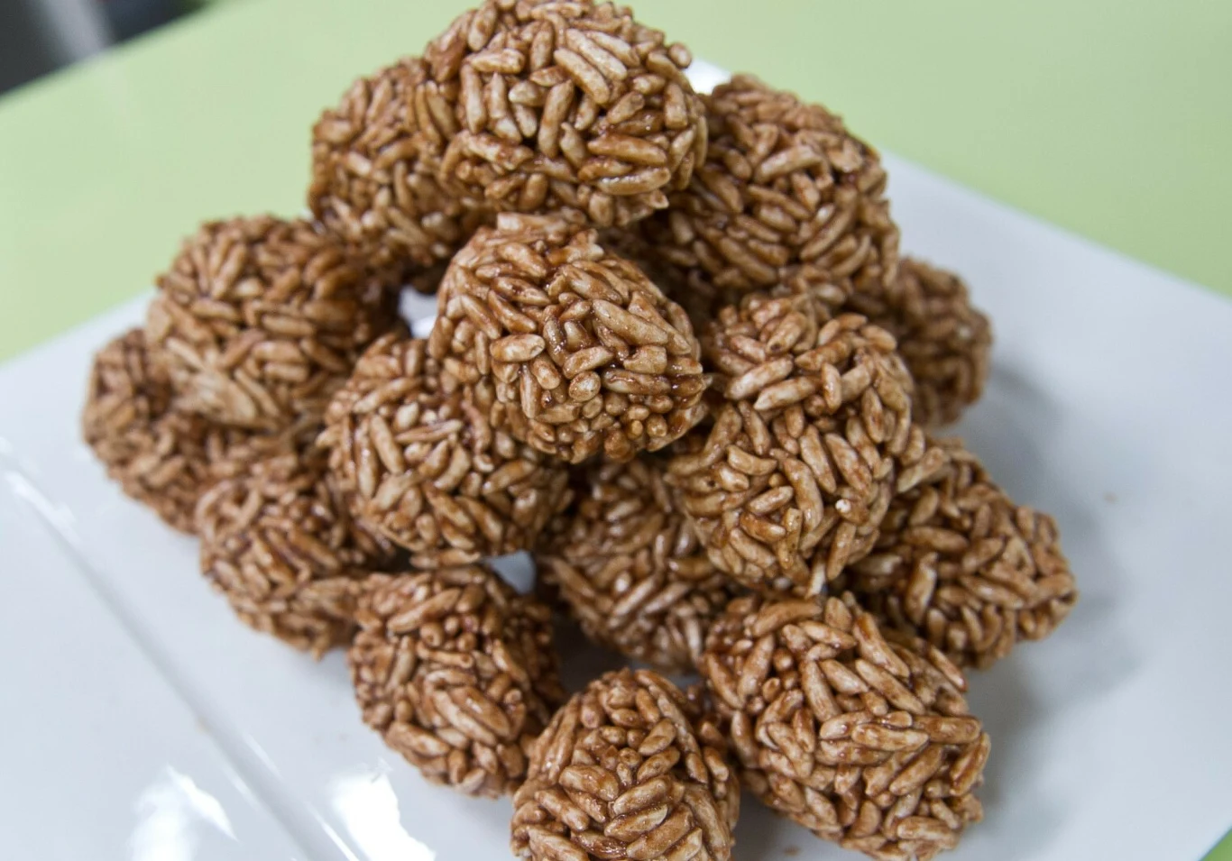 Szyszki ryżowe są banalnie proste w przygotowaniu, a smakują cudownie. Zrobisz je z 3 składników Jak przygotować ryżowe kulki?