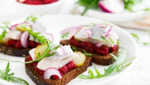 Śledzie idealnie pasują do karnawałowych przekąsek