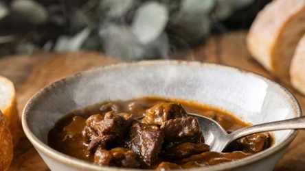 Mięso w gulaszu, zwłaszcza wołowe, często jest twarde. Jest prosty sposób, by je zmiękczyć. 