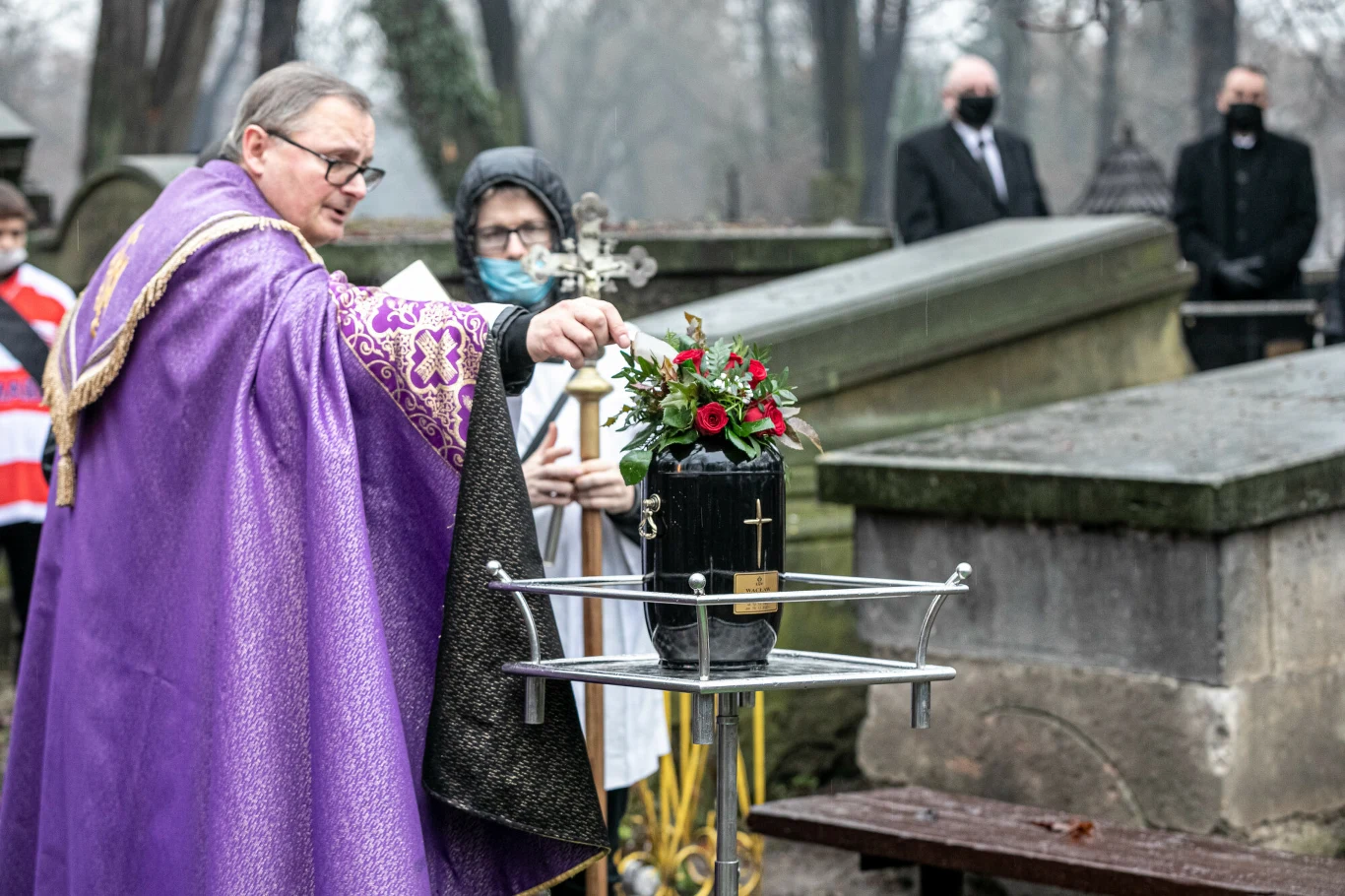 Ks Paweł Łukaszka podczas ceremonii pogrzebowej Ks Paweł Łukaszka podczas ceremonii pogrzebowej